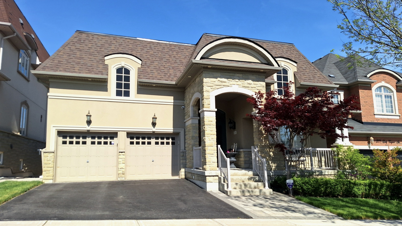 Top garage door brands on luxury Canadian home