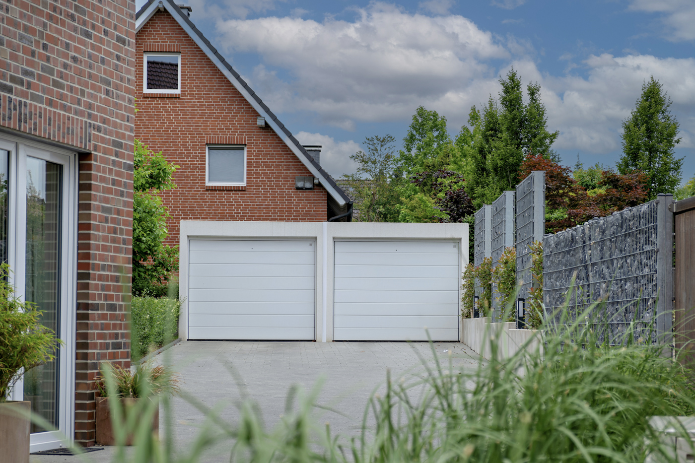 Residential garage doors with quiet rollers